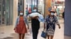 Personas recorren un centro comercial en Johannesburgo, Sudáfrica, viernes 26 de noviembre de 2021.. 