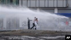 Para pemrotes di Istanbul disemprot air dari meriam oleh polisi (22/6).