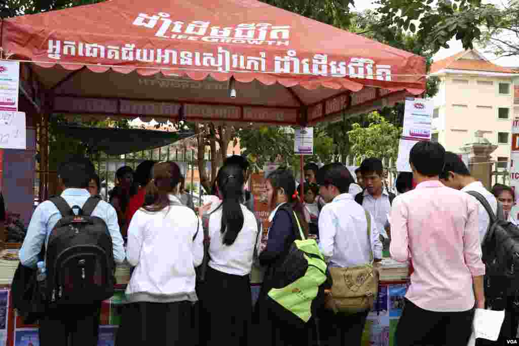 ទិដ្ឋភាពទូទៅនៃ«ពិព័រណ៌សៀវភៅនៅកម្ពុជា លើកទី៤» នៅឯបណ្ណាល័យជាតិ ក្នុងរាជធានីភ្នំពេញនៅថ្ងៃទី១១ ខែធ្នូ ឆ្នាំ២០១៥។ (ហ៊ាន សុជាតា/ VOA)