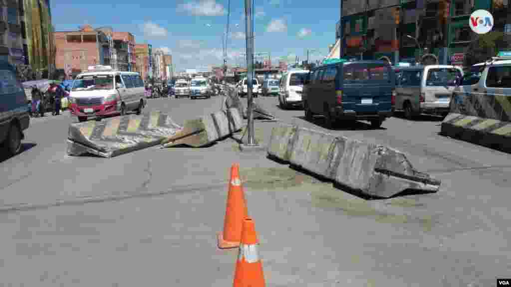 Esta zona de la ciudad de El Ato, una de las más afectadas por la crisis social que atraviesa el país, ha ido regularizando su típico tráfico. Foto: Yuvinka Gozalvez - VOA.