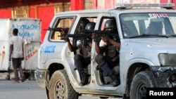 Agentes de policía participan en un enfrentamiento con pandillas cerca del Palacio Nacional, en Puerto Príncipe, Haití, 21 de marzo de 2024.
