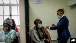 Una mujer se vacuna contra e COVID-19 en la Clínica Hillbrow en Johannesburgo, Sudáfrica, el lunes 6 de diciembre de 2021. 