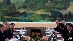 Penasihat keamanan Amerika Tom Donilon (kiri) dan Presiden China Xi Jinping (kanan) di Beijing (27/5).