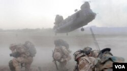 En la práctica, las mujeres frecuentemente están expuestas a ataques durante el servicio militar cuando proveen ayuda médica, pilotean helicópteros o sirven en otras funciones.