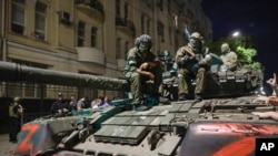 Членови на „Вагнер“ седат на тенк на улица во Ростов-на-Дон, Русија, 24 јуни 2023 година
