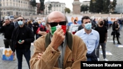 Residentes en Roma, la capital de Italia, protestan por las nuevas medidas de confinamiento del gobierno ante el regreso de una ola de COVID-19.