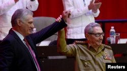 Serah terima jabatan Pemimpin Komite Sentral Partai kepada Presiden Diaz Canel (kiri) oleh Raul Castro, 19 April 2021 (Reuters)