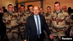 Menteri Pertahanan Perancis Jean-Yves Le Drian saat mengunjungi pasukan Perancis yang akan diberangkatkan ke Mali (foto: dok). 