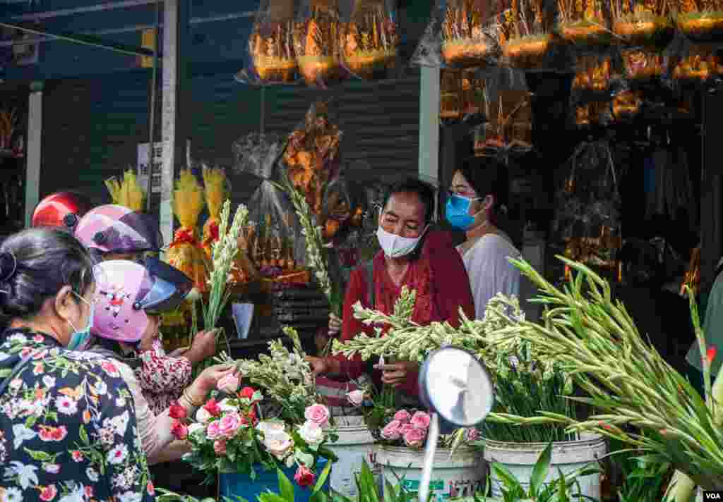 ទិដ្ឋភាពទូទៅនៃការត្រៀមរៀបចំពិធីបុណ្យចូលឆ្នាំខ្មែររបស់ពលរដ្ឋកម្ពុជា រាជធានីភ្នំពេញ នៅថ្ងៃទី ១៣ ខែមេសា ឆ្នាំ២០២០។ (ខាន់ សុគុំមនោ/VOA)