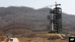 지난 2012년 4월 북한 동창리 미사일 발사대에 은하-3호 장거리 로켓이 발사대기 상태로 세워져있다. 북한은 19일 남북 정상이 채택한 평양공동선언을 통해 동창리 엔진시험장과 발사대를 영구 폐쇄하기로 했다.