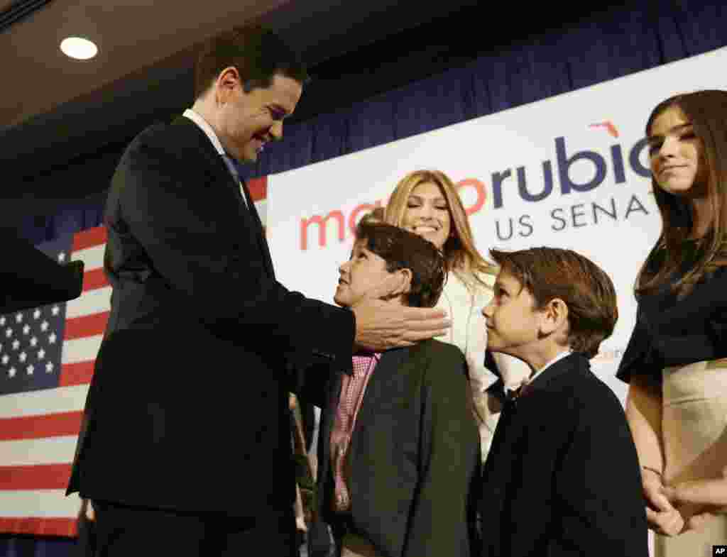 Senator Partai Republik dari Florida, Marco Rubio, bersama keluarganya setelah memenangkan periode kedua di Senat (8/11). (AP/Wilfredo Lee)