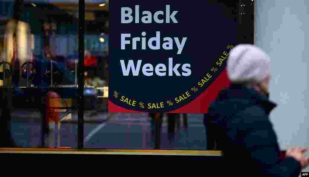 El Black Friday se ha trasladado a otros países y son miles los que buscan precios más bajos. En Londres, una de las compradoras explicó: "la razón por la que estoy aquí es que creo que todo está demasiado caro".