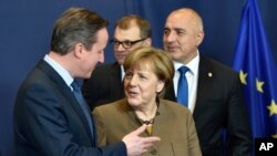 លោក​នាយក​រដ្ឋ​មន្រ្តី David Cameron របស់​អង់គ្លេស​និយាយ​ជាមួយ​នឹង​លោកស្រី​អធិការបតី Angela Merkel របស់​អាល្លឺម៉ង់ ក្នុង​ពេល​ថត​រូប​នៅ​ក្នុង​កិច្ចប្រជុំ​កំពូល​របស់​សហភាព​អឺរ៉ុប​នៅ​ក្នុង​ក្នុង​ក្រុង​ព្រុចសែល កាលពី​ថ្ងៃទី១៨ ខែកុម្ភៈ ឆ្នាំ២០១៦។