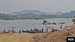 Local villagers travel on the Mekong River near Nong Khai, Thailand. The river’s water has become clear since the Xayaburi dam upstream began generating hydropower. (Steve Sandford/VOA)
