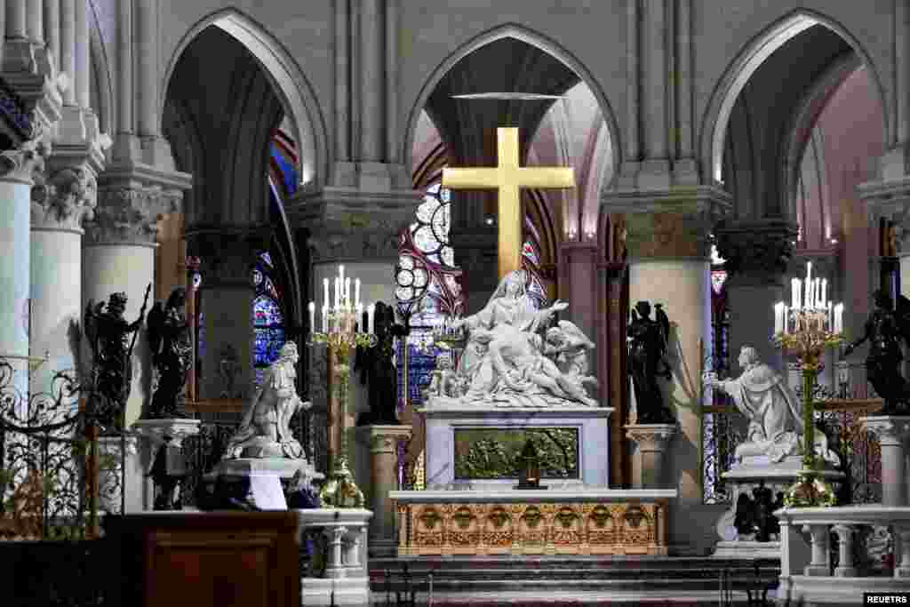 "Estamos muy ansiosos de dar la bienvenida a todo el mundo bajo el techo de nuestra catedral", dijo el arzobispo de París, Laurent Ulrich, expresando gratitud a todos los que ayudaron a salvarla.