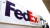 Avión de FedEx hace aterrizaje de emergencia tras choque con ave e incendio de motor