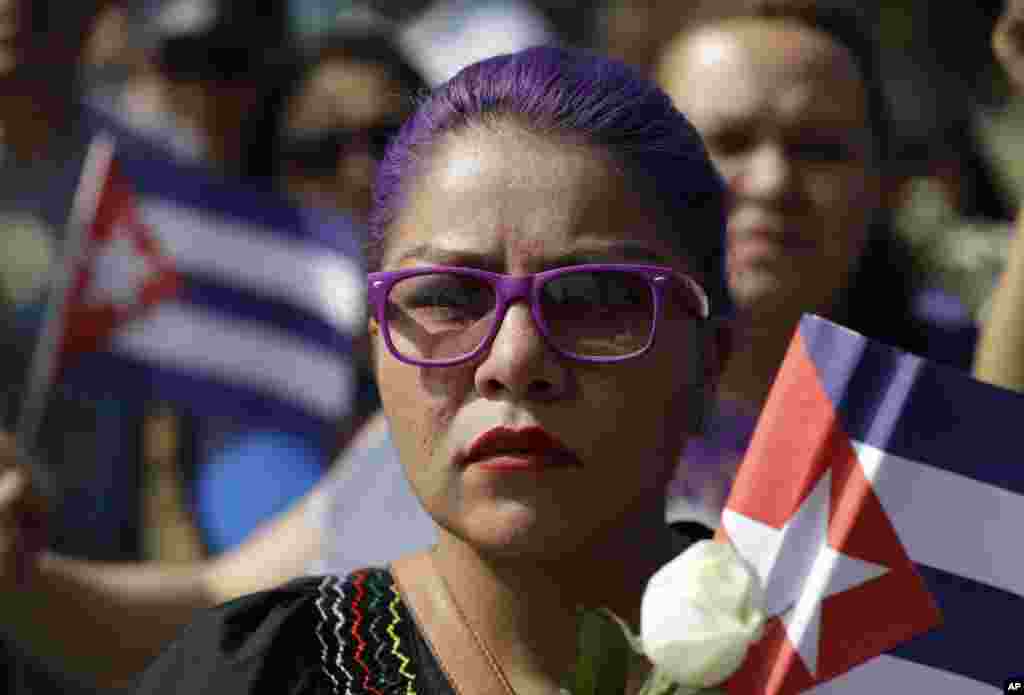 Une jeune femme rend hommage public a l'ancien président cubain Fidel Castro, en dehors de l'ambassade de Cuba à Mexico, le 27 novembre 2016.