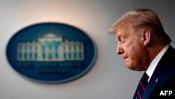 El presidente Donald Trump, cabizbajo, durante su comparecencia ante los medios en la sala de prensa de la Casa Blanca.