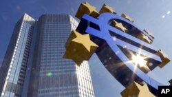 Tugu berbentuk mata yang Euro di depan Bank Sentral eropa di Frankfurt, Jerman (Foto: dok).