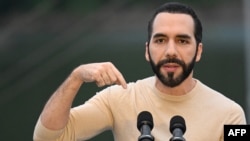 ARCHIVO: El presidente de El Salvador, Nayib Bukele, durante un discurso en la inauguración de una planta hidroeléctrica en San Luis de la Reina, El Salvador, el 23 de octubre de 2023.