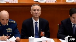 中国副总理刘鹤(中，资料照)