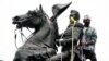 Demonstrant omota lance i užad oko statue predsjednika Andrewa Jacksona u vašingtonskom Lafayette Parku 22. juna 2020. Američki predsjednik Donald Trump potpisao je izvršnu uredbu 29. januara 2025., čiji je cilj zaštita spomenika i statua od vandalizma.