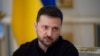 Presiden Ukraina Volodymyr Zelenskyy berbicara dengan sejumlah jurnalis Ukraina di Kyiv, pada 21 Oktober 2024. (Foto: Ukrainian Presidential Press Office via AP)