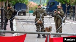 Насилството се разгоре откако косовските власти поставија градоначалници, етнички Албанци во канцелариите во општините, откако беа избрани со излезност од само 3,5 проценти
