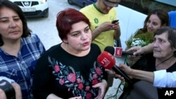 "Ozodlik" radiosi muxbiri Xadicha Ismoilova qamoq ortidan ozodlikka chiqib, jurnalistlar bilan gaplashmoqda, Boku, Ozarbayjon, 2016-yil, 25-may.