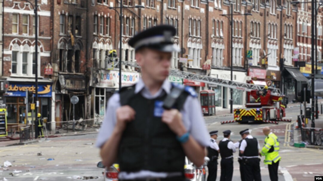 La policía británica sigue patrullando Londres en gran número, después de que un hombre de 68 años se convirtiera en la quinta víctima fatal de los disturbios.