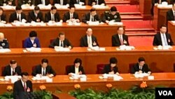 2017年3月5日，中國總理李克強在人大開幕會議作政府工作報告。（美國之音葉兵拍攝）