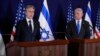 El secretario de Estado de EEUU, Antony Blinken (izq), y el pimer ministro israelí Benjamín Netanyahu (der) hablan a la prensa en el Ministerio de Defensa de Israel, el 12 de octubre de 2023.