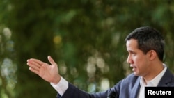 El líder de la oposición venezolana, Juan Guaidó, se dirige a los medios de comunicación en Caracas, el 9 de abril de 2021.