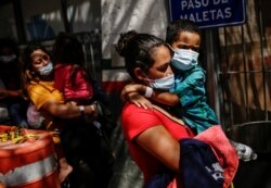 Migrantes en busca de asilo de América Central, que fueron transportados en avión desde Brownsville a El Paso, Texas, y deportados de EE. UU., en Ciudad Juárez.