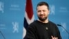 El presidente ucraniano, Volodymyr Zelensky, sonríe durante una conferencia de prensa en la residencia representativa del gobierno en Oslo el 13 de diciembre de 2023,.