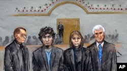 Sketsa sidang pengadilan Dzhokhar Tsarnaev (kedua dari kiri) yang digambarkan berdiri bersama tim kuasa hukumnya William Fick (kiri), Judy Clarke (kedua dari kanan) & David Bruck (kanan) - sewaktu juri menyampaikan putusan 8 April 2015. 