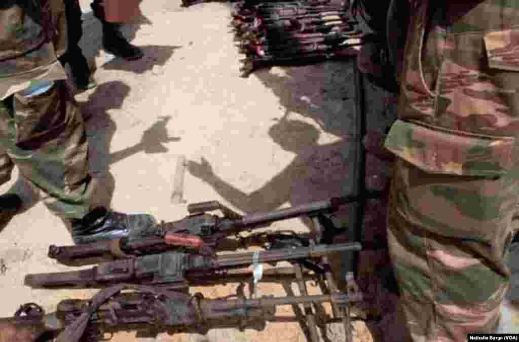 Le bataillon canadien de la Mission des Nations Unies en Sierra Leone (UNAMSIL) répertoriant l’armement utilisé dans la guerre civile près de Bo, Sierra Leone, 2002. (Nathalie Barge, VOA)