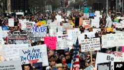 Demonstranti na aveniji Pensilvanija u Vašingtonu, 24. mart 2018. (AP Photo/Alex Brandon)