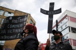 Comerciantes del sector San Victorino usando mascarillas, protestaron en días recientes por las nuevas medidas de cuarentena tomadas por la alcaldía, en medio de un brote de la enfermedad por coronavirus (COVID-19), en Bogotá.