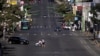 Personas cruzan una calle casi vacía en San José, Costa Rica, luego que el gobierno anunció medidas de prevención por el coronavirus. Marzo 15 de 2020.