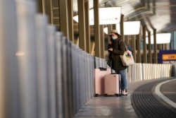 Los viajeros y el personal se mueven por una terminal escasamente poblada en el aeropuerto LaGuardia, el miércoles 25 de noviembre de 2020, en el distrito de Queens de Nueva York.