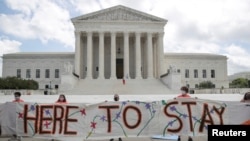Para penerima status kewarganegaraan DACA merayakan di luar gedung Mahakamah Agung AS setelah putusan yang menyatakan langkah Trump membatalkan DACA pada 2017, melanggar hukum, di Washington, 18 Juni 2020.