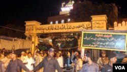 Polisi Pakistan melakukan penjagaan ketat di Masjid Sufi "Abdullah Shah Ghazi" di Karachi pasca terjadinya dua ledakan hari ini.