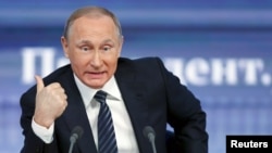 Presiden Rusia Vladimir Putin berbicara dalam konferensi pers di Moskow (17/12). 
