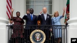 Jill Biden et Joe Biden, ainsi que William Ruto et Rachel Ruto lors d'une cérémonie d'arrivée d'État sur la pelouse sud de la Maison Blanche, le 23 mai 2024, à Washington.