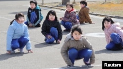 17일 일본 북부 아키타 현 오가 시에서 탄도미사일 공격에 대비한 주민 대피훈련을 처음으로 실시한 가운데, 초등학생들이 건물 밖으로 대피했다.