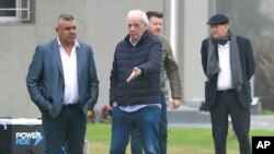 El presidente de la Asociación Argentina de Fútbol, Claudio Tapia (izq.) y el director de "Selección", César Luis Menotti (centro), asisten a una sesión de entrenamiento en Buenos Aires, Argentina, el martes 28 de mayo de 2019. 