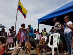 Josefina Klinger, lideresa colombiana, junto a la comunidad. [Foto: Corporación Mano Cambiada]