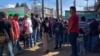 Un grupo de guatemaltecos que fue deportado desde Estados Unidos a Ciudad Guatemala. Foto: Eugenia Sagastume/VOA.
