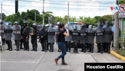 Una periodista da cobertura a una protesta contra el gobierno en Managua, Nicaragua. Foto: Houston Castillo/VOA.